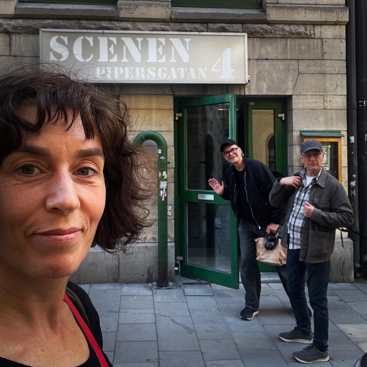 Då var det säsongsavslutning för ”Historien om Bodri” En stockholmsvecka blev det,vi spelade på 3 olika skolor och avslutade på vår hemmascen #pipersgatan4. Vi säger tack och hej för nu och välkomnar hunden Bodri upp på scenen igen i höst. Vi ses då!🐕🍁☀️👋🏼