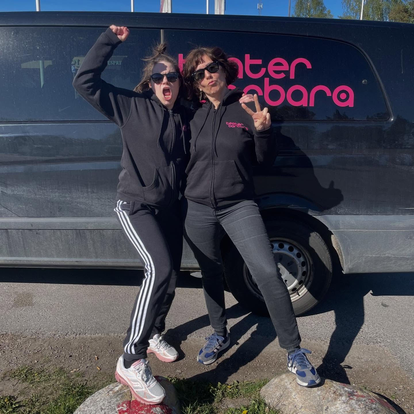 Den här veckan har ”Min mamma är snabbare än din” spelats i Lomma, Bjärred och Lund för förskoleklasser. Många funderingar och frågor har vi fått efter föreställningarna. Bla; ”Är vattnet djupt där den ena mamman hoppade i?”, ”Är ni ovänner i verkligheten?” och ”Hur gamla är ni i fantasin?”
Vattnet var riktigt djupt, Vi är vänner i verkligheten, Violetta Barsotti är 27 år och Anna-Riina Virtanen är 61 år i fantasin😅
Tack Skåne för denna gång!☀️♥️🏃🏻♀️➡️🏃🏻♀️➡️