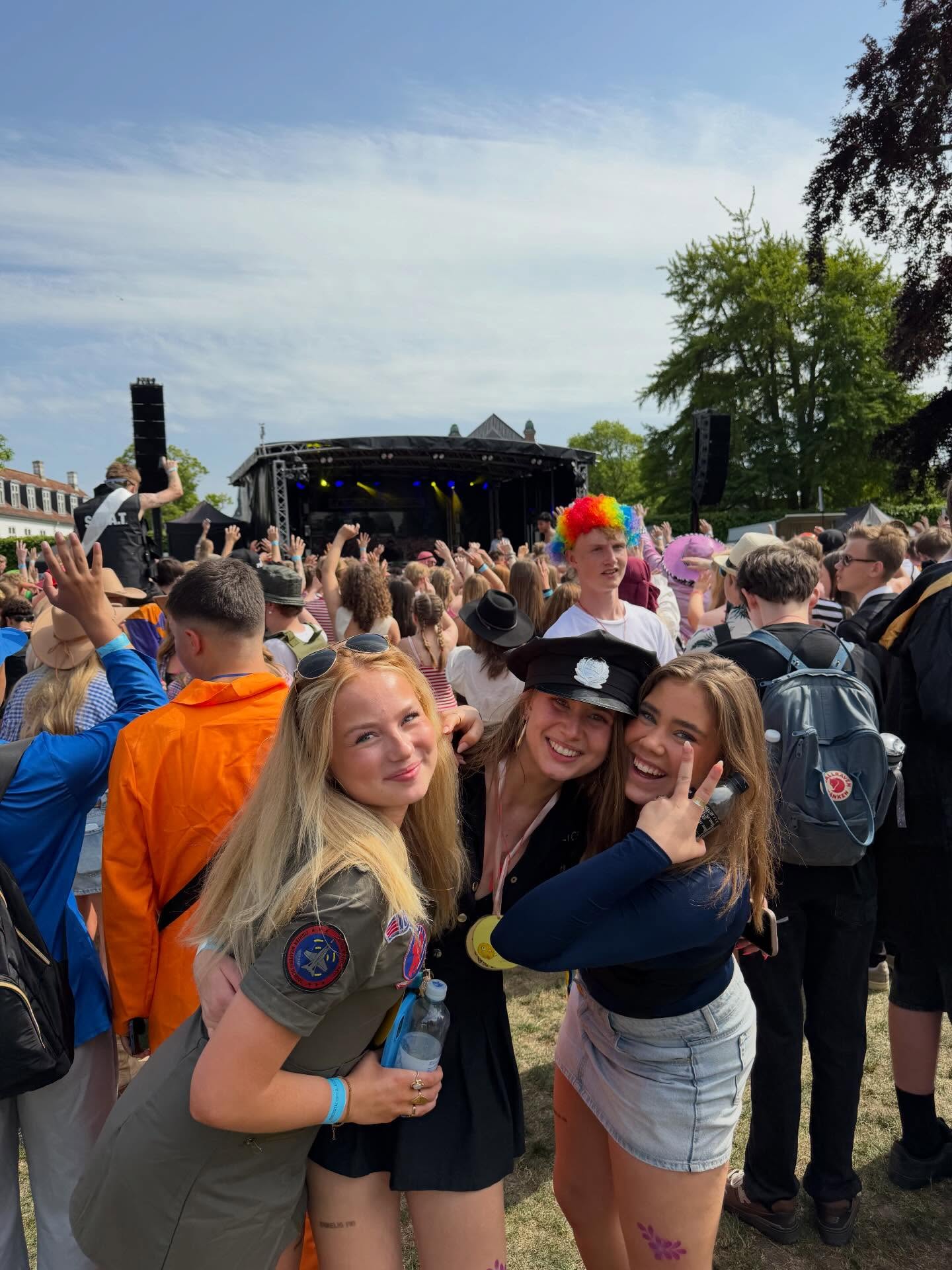 I dag var 260 af Kerteminde Kommunes 9. klasser til kæmpe sidste skoledag i Kongens Have i Odense – og der var seriøst god stemning! 🔥😎🙌
Der var livekoncerter med Mille og IceKiid, Hav & Kamal på scenen, silent disco, street food, aktiviteter og masser af fede udklædninger 🪩🎤🍔✨
Tak for en mega fed dag – og kæmpe tillykke til alle jer, der snart er færdige med 9. klasse 🥳👏