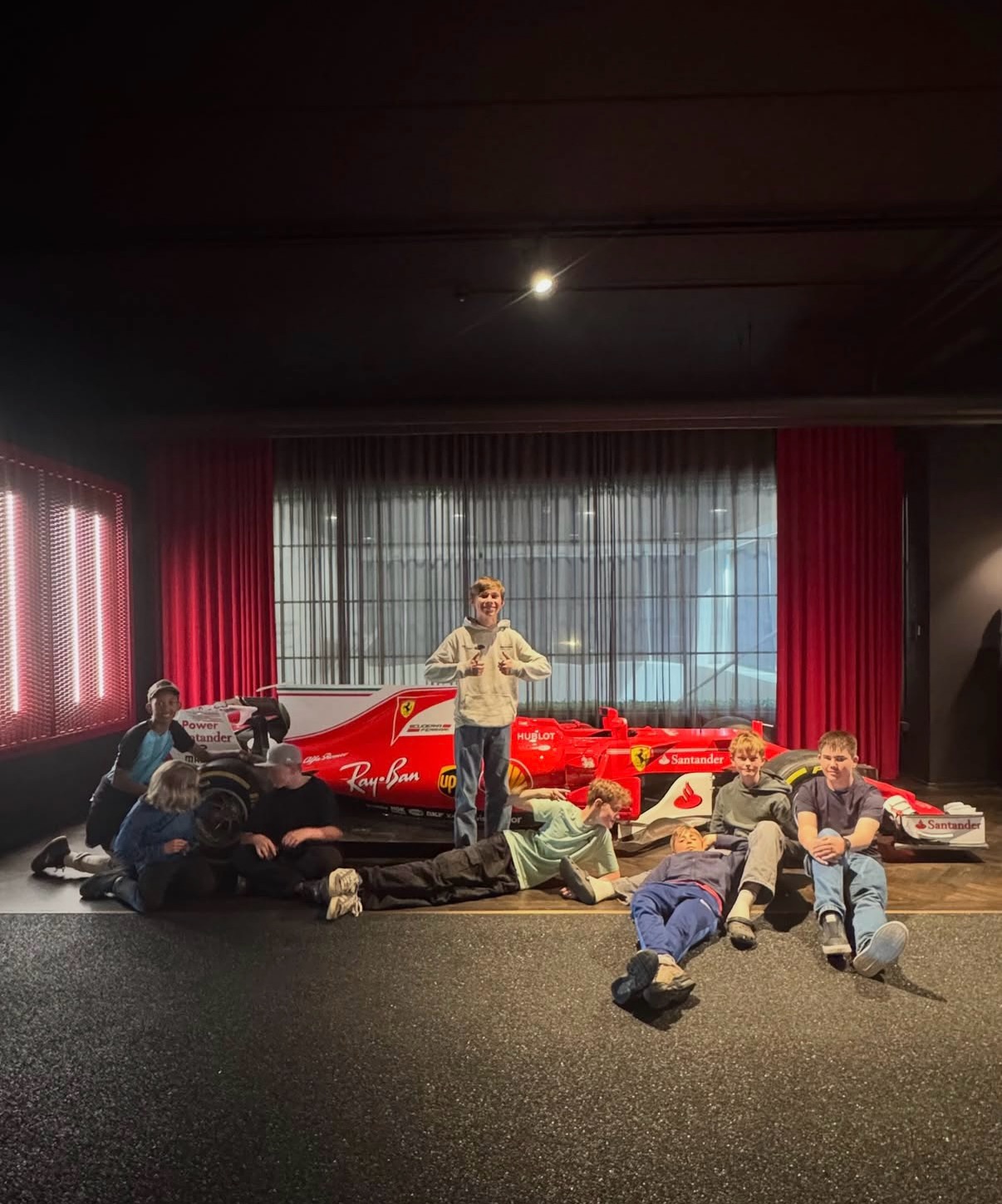 Klub3050 havde i sidste uge en mega fed tur til FORMULA i Lyngby 🏎️🔥
Vi fik en rundvisning blandt nogle af de mest ikoniske og vilde biler 🏆 – biler man normalt ikke bare lige får lov at komme helt tæt på!
Tusind tak for en vanvittig tur!! 🙌
#Ungfredensborg🧡 #klub3050 #ungifredensborg