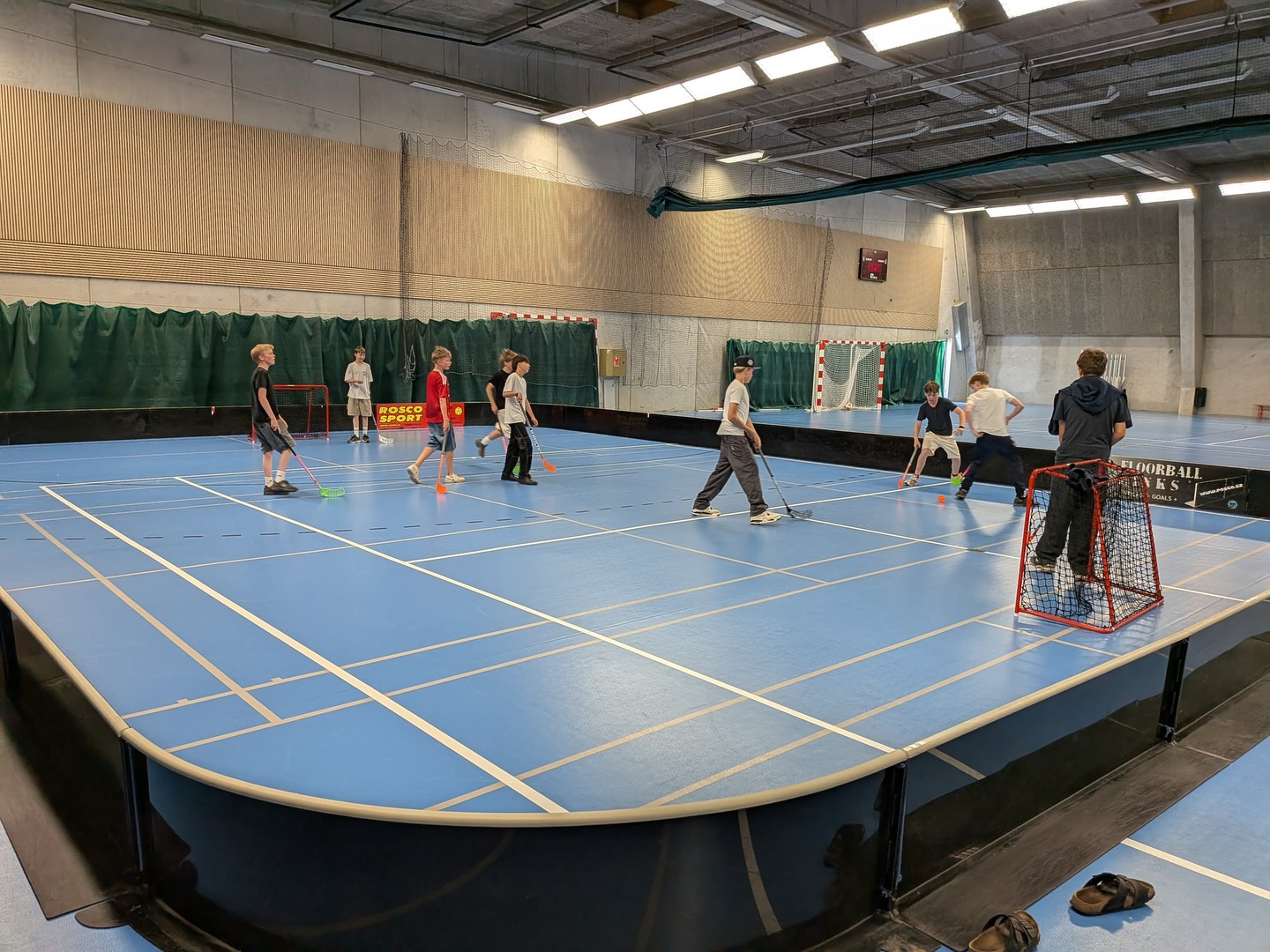 For en uge siden var Lyngby Floorball Forening med til Open Friday i LTU, og sikke en aften! 🎯
Mange unge mennesker kiggede forbi, prøvede kræfter med floorball, spillede kampe, grinede og havde det sjovt sammen på banen. Det var fantastisk at se så meget energi, nysgerrighed og spilleglæde 🙌
Floorball er hurtigt, sjovt og nemt at komme i gang med — og der er plads til alle, uanset om man har prøvet det før eller bare har lyst til at teste noget nyt.
Tak til alle jer, der kom forbi og spillede med os. Vi håber, vi ses igen på banen! 🏑🔥
Har du lyst til at prøve floorball?
Så kig forbi Lyngby Floorball Forening — vi lover fart, fællesskab og masser af sjov!
#LyngbyFloorball #LyngbyFloorballForening #OpenFriday #LTU #Floorball