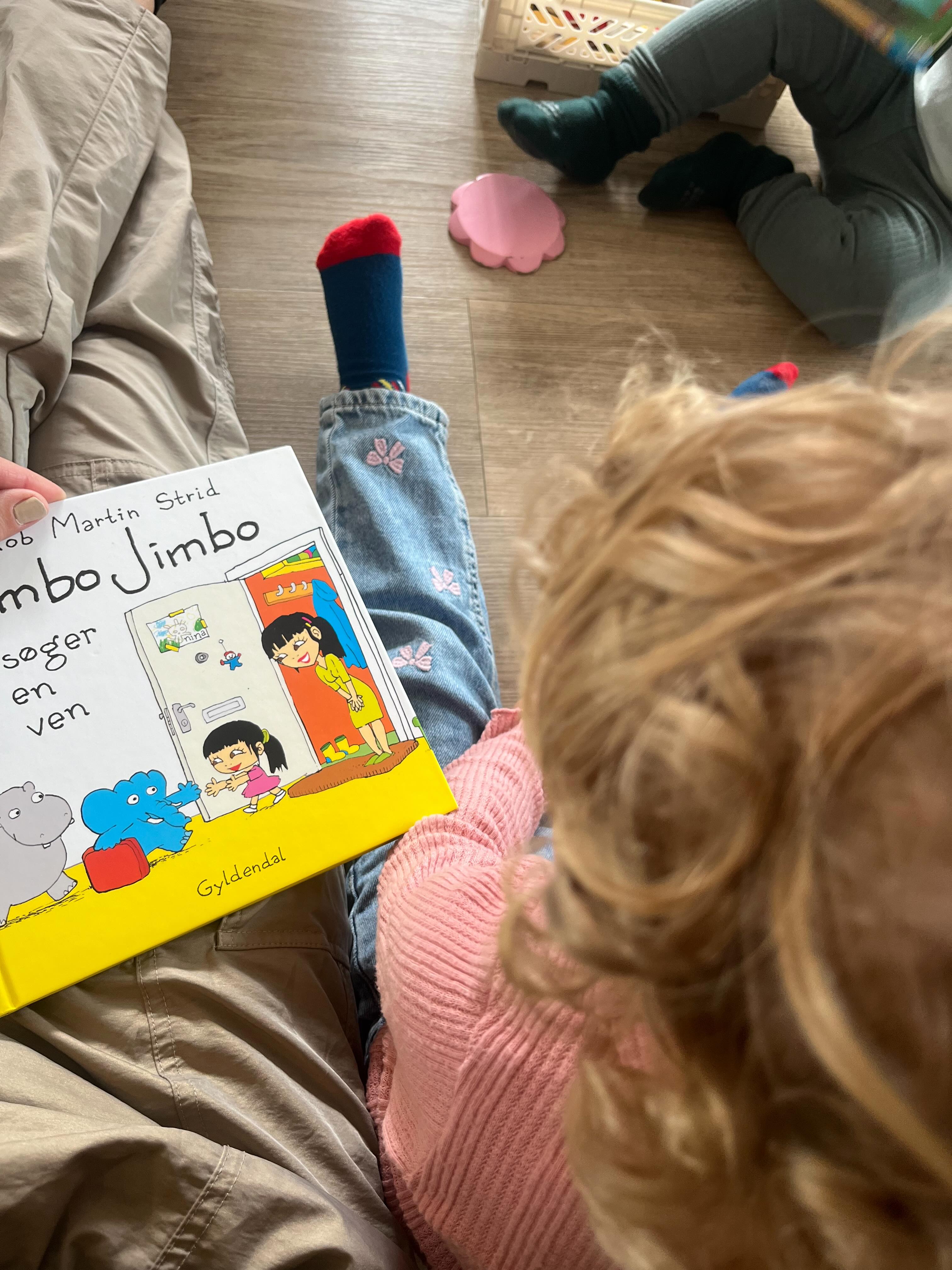 Mandag ♥️ Sådanne dage efter en længere weekend kan for alle være svære at omstille sig til. Både stor og små , kan have følelsen af at den her weekend var bare ikke lang nok. Tiden sammen var for begrænset. En følelse som vi alle kan nikke genkendende til & som vi voksne kan bearbejde og rationalisere , for mandag er en nødvendighed. Men små børn kan ikke rationalisere på den måde. De reagerer på en følelse som skal gribes og placeres i samarbejde med os voksne og vores evne til at regulere og rationalisere. Den skal ikke bekæmpes men favnes og placeres & vi voksne har et stort ansvar i her at låne ud af vores eget nervesystem og skabe roen og ståstedet for den følelse. Ikke at puste den større men heller ikke at underminere den. I dag synes M ikke hun var færdig med weekend & det er ok at have den følelse , den rummer vi , men vi skaber også en tryghed i at hverdagen også er en god ting & finder en stund som kan hjælpe i gang ♥️I dag var det Mimbo Jimbo, boghygge & at sidde tæt i en stund, som skabte en ny følelse, nemlig følelsen af at mandag også er helt ok 🫶🐞Da alle var landede i en ny uge drog vi på jagt efter stoooore sten som vi skal male på en af dagene & på den jagt mødte vi hr Snegl. Han havde også taget mandags tempoet på 🤭 🤭😊Dejlig mandag ønskes alle af os i Evigglad ♥️🐞