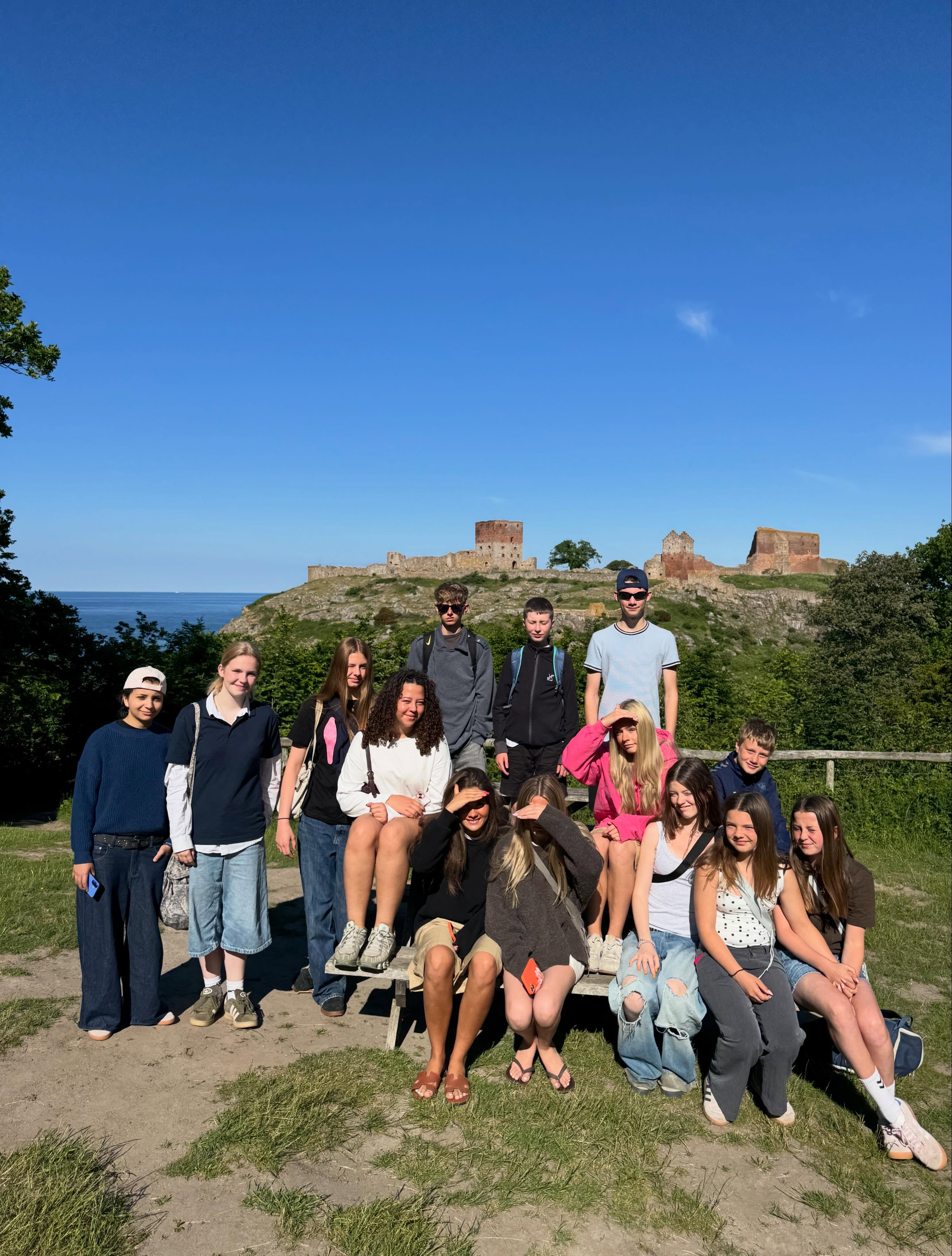 Efter tre gode dage i Allinge til @folkemoedet_official vender vi snuden hjemad mod Slagelse. Det har været en sjov, spændende og inspirerende tur, hvor 15 seje unge mennesker har oplevet en masse 🔥
En særlig tak til @ungdomsringen, @ungdomsringens.ungeraad, @ungdomsskolerne og @democracyfitnessglobal for godt værtskab og fede aktiviteter ☀️