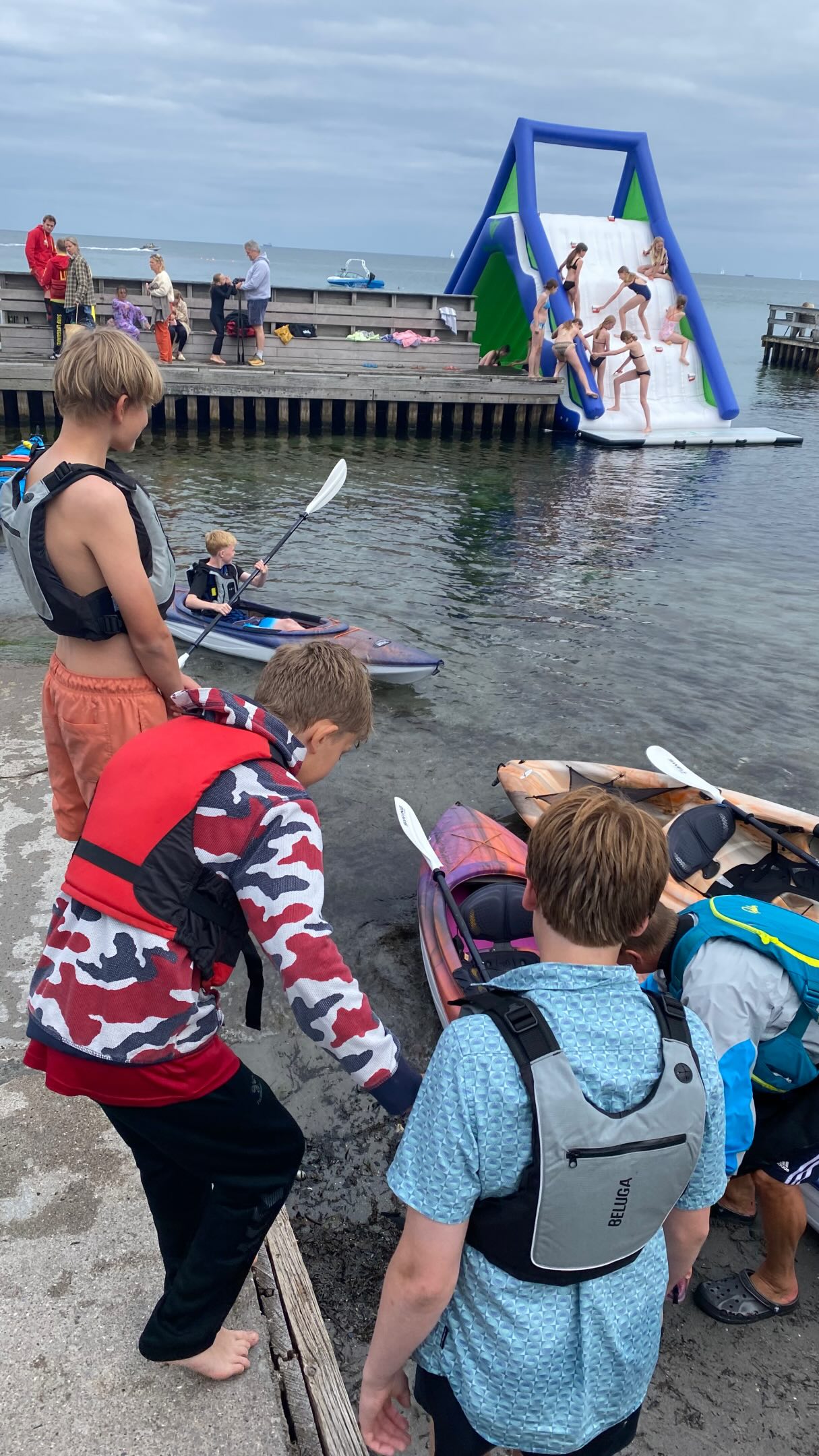 🏖️ Åben Strand 2026 🏖️
I går afholdt LTU endnu en fantastisk udgave af Åben Strand ved Taarbæk Jollehavn, hvor mere end 150 unge deltog! 🎯
Arrangementet var opdelt i to hold:
👉 6. årgang kl. 16.00–19.00
👉 7.-9. klasse kl. 19.00–21.30
🏄 SUP og sauna i samarbejde med @weekescape
🚣 Kajakker fra @fritidskajakker
🚣♀️ Robåde fra @lyngbyroklub
⛵ Sejlbåde fra Taarbæk Sejlklub
💦 Flydende waterslider og trampolin
🚤 LTU’s speedbåd
🔥 Saunagus og maritime oplevelser
Tak for en mega fed dag sammen! 🙌
#LTU💙 #Åbenstrand #2026 #ungilyngbytaarbæk
