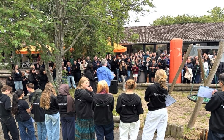 🎓 Stort tillykke til alle vores unge diplommodtagere! 🎉
I går fejrede vi de unge, som har gennemført uddannelsesforløb, der kan hjælpe dem videre mod job, uddannelse og nye muligheder i fremtiden @ungjobfredensborg 🧡
Tak til borgmesteren for at overrække diplomerne, og tak til forældre, gæster og klubbens unge for at være med til at gøre dagen særlig. Der var kaffe, kage, popcorn, hotdogs og masser af god stemning 🤲
Vi er stolte af jer og glæder os til at følge jeres videre rejse! ✨
#Ungfredensborg