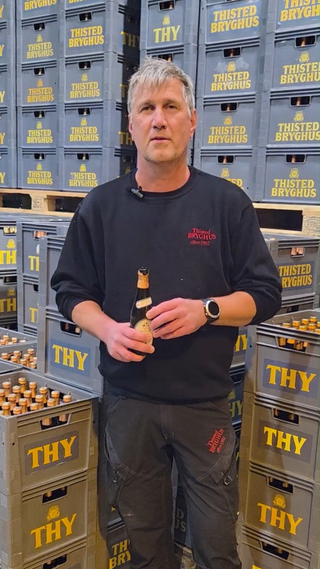 Morten siger skål i en Thy Økologisk Humle! 🍻
Denne fredag sender vi skålen videre til Morten Ringgaard, som er en af de nyeste ”føl” i flokken på bryghuset.
Morten har været hos os siden april, og han er allerede godt i gang med at hjælpe til flere steder i hverdagen. Han giver en hånd med på lageret, med logistik, fadøl og i tapperiet – kort sagt dér, hvor der er brug for ham.
Det er altid dejligt at få nye kræfter ind på bryghuset, og Morten er hurtigt blevet en god del af holdet.
Tak for indsatsen indtil videre, Morten – vi er glade for at have dig med på holdet!
Skål og rigtig god fredag til jer alle 🍺
#thistedbryghus #thyøkologiskhumle #smagenafgodthåndværk