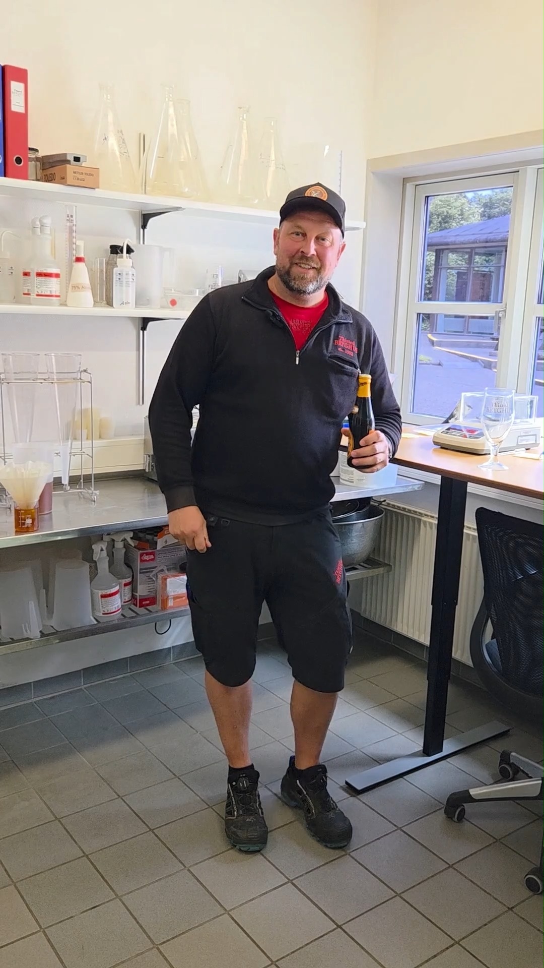 Theis siger skål i en Limfjordsporter 🍻
I dag sender vi skålen videre til vores produktionschef, Theis, som i år har fejret 10-års jubilæum hos Thisted Bryghus.
Theis er opvokset i Hanstholm og er en ægte thybo. Til daglig er det ham, der holder styr på det hele. Han planlægger produktionen, disponerer ressourcerne og sørger for, at hverdagen på bryghuset hænger sammen. Samtidig er han også selv med i tapperiet og hjælper til med brygningen, når der er brug for det.
Der er mange ting, der skal gå op i en højere enhed på et bryghus, og Theis er en af dem, der får det hele til at spille – altid med overblik, engagement og et skarpt blik for kvalitet.
Tak for de første 10 år, Theis – og for at holde styr på det hele (og på os). Vi er stolte af at have dig med på holdet!
Skål og rigtig god weekend til jer alle! 🍺
#thistedbryghus #limfjordsporter #smagenafgodthåndværk