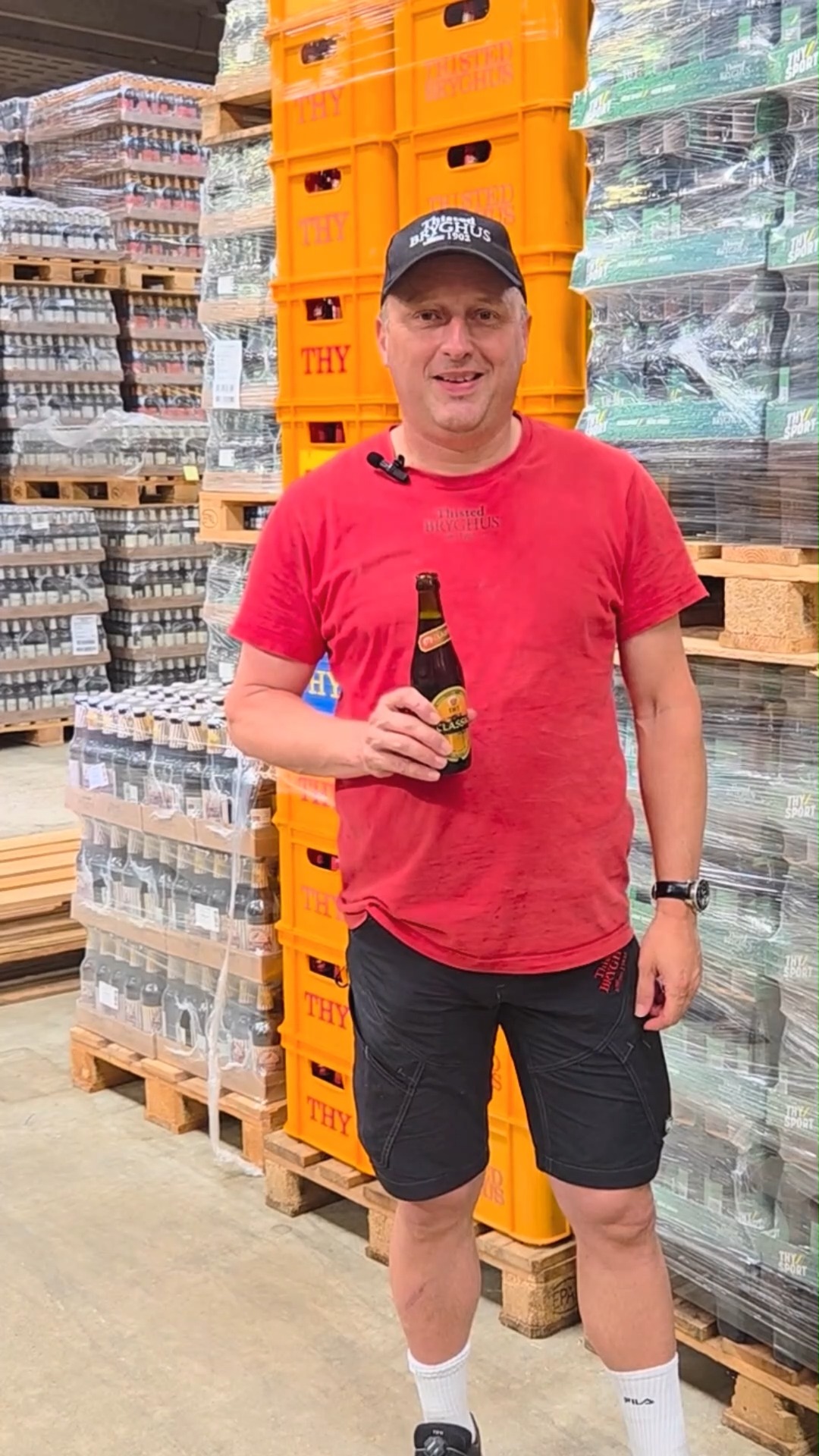 Kristian siger skål i en Thy Classic 🍻
Denne fredag sender vi skålen videre til Kristian Knudsgaard, som skåler i en Thy Classic.
Kristian startede sin rejse på bryghuset som praktikant i 2015. Siden den 1. oktober 2016 har han været en fast del af holdet, hvor han til daglig arbejder i pakkeriet og på lageret.
Det er medarbejdere som Kristian, der er med til at sikre, at øl og sodavand kommer godt fra bryghuset og videre ud til butikker, restauranter og gode oplevelser rundt om i landet. Han tager fat, hvor der er brug for det, og er en vigtig del af hverdagen på bryghuset.
Tak for indsatsen gennem årene, Kristian – vi er glade for at have dig med på holdet.
Skål og rigtig god fredag til jer alle 🍺
#thistedbryghus #thyclassic #smagenafgodthåndværk