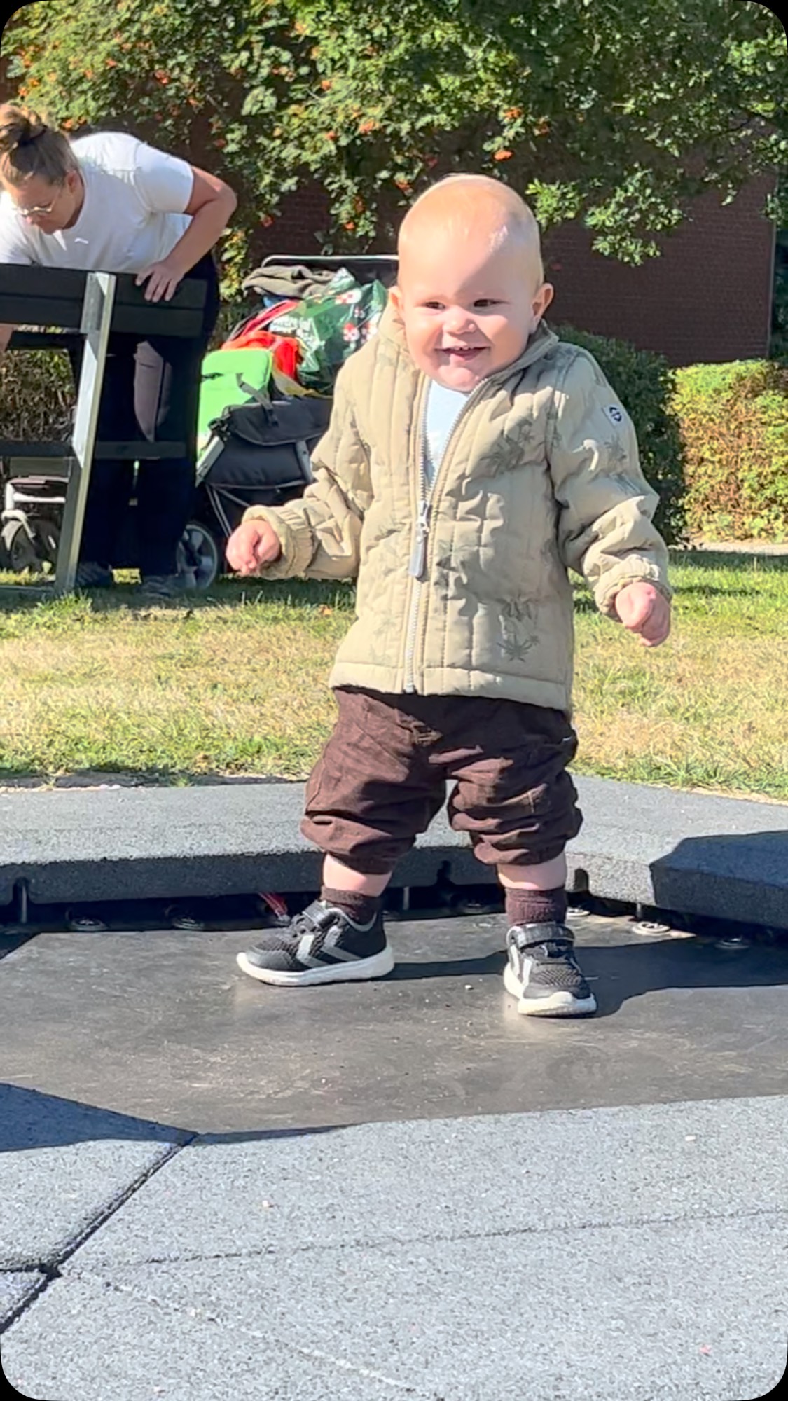 Velkommen til vores nye mariehøne 🐞 ven , anden skud på stammen fra en familie vi kender godt fra deres første barn her 🩷🩵M her er totalt klar på det her dagplejeliv og han charmer sig ind på alle, store og små, mens han nysgerrigt bare udviser en “ her kommer jeg” personlighed🫶Velkommen til denne nye del af din hverdag søde M & velkommen tilbage skønne familie 🫶