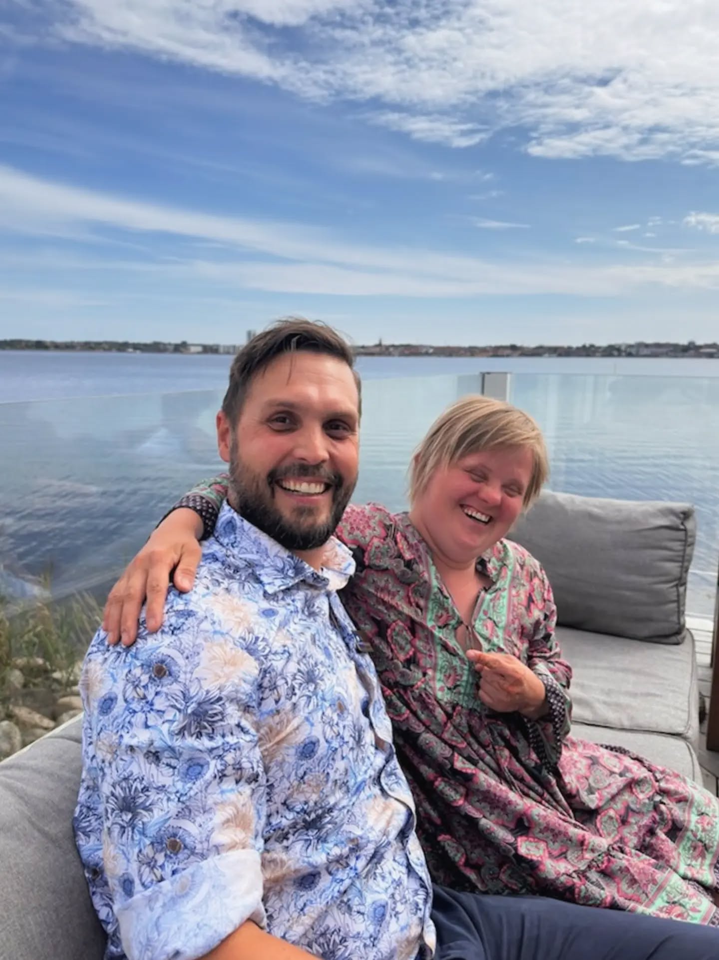 Kan du genkende dette dejlige smil?
Forleden dag havde vores direktør Jesper besøg af Tilde og hendes mor.
De kom forbi, da vi støtter deres Bazar på Femøren d. 22. august med nogle gavekort.
Her samles ind til Foreningen Ingen Bliver Efterladt, som ønsker at etablere et privat bosted.
Du kan læse mere om deres drømme og Bazaren på @ingen_bliver_efterladt 🩷
Følger du også med, når Tilde og hendes venner giver et indblik deres liv? 📺
@mongolprinsessen