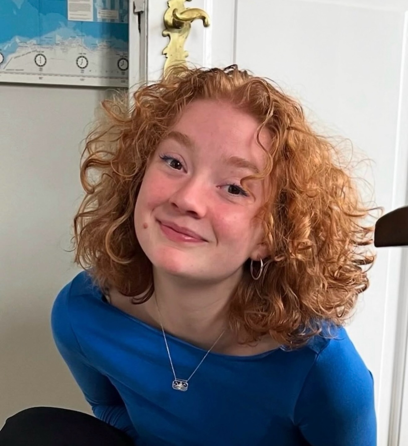 Ung Queer Club starter lørdag d. 5. sep. og vores skønne underviser Emilie glæder sig til at se jer! 🌈✨
Her er lidt om Emilie: ⤵️
Hej! Mit navn er Emilie, jeg er 22 år og bruger hun/hende pronominer og glæder mig til at starte Ung Queer Club med jer! 🫶
🙋♀️ Lidt om mig, er at jeg elsker at arbejde med mennesker og nyder at møde nye ansigter. Jeg tror meget på, at alle skal kunne gå ind i et rum og føle sig set, hørt og accepteret for, hvem de er og at der skal være plads til alle. 👩🏫
Jeg elsker at være kreativ, legende og elsker en god snak over en kop te med nogle snacks ved siden af, og måske et hækleprojekt også til at spice det lidt op. At kunne mødes på midten sammen om noget hyggeligt kan give rigtig meget til rummets tryggere rammer, hvor der er plads til en åben dialog og uden forforståelser. Jeg vægter respekt for hinandens person og identitet som noget af det højeste og synes, at alle skulle prøve af at tænke over, hvordan vi taler til andre, vi ikke kender. Fordi et normkritisk og anerkendende sprogbrug kan være åbningen for, at man føler sig tilpas eller accepteret. Udover det elsker jeg nærmest alt musik og at spille forskellige brætspil, kan dog ikke prale med, at jeg er god, men vil give det et forsøg ;)
Knus Emilie 🧡
#Ungfredensborg🧡 #UngQueerClub