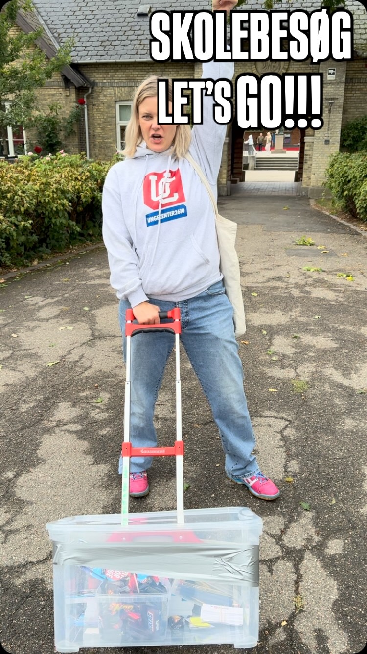 Skolebesøg! 🏫✨
SÅ ER VI PÅ TOUR OG BESØGER SKOLERNE I RØDOVRE! 🙌
Nogle af jer har allerede set os – og snart kommer endnu flere af jer til at møde os! 👋
Vi glæder os til at se jer og fortælle om alle de fede ting, I kan gå til hos Fritid for Unge! 💥
Vi ses derude! 😎#ung2610 #rødovre