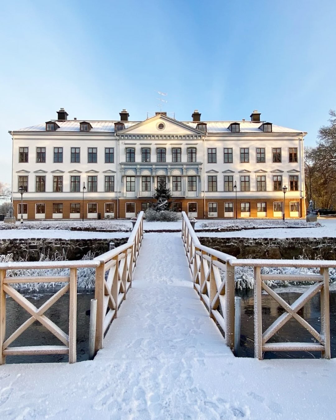Om inte alltför länge ser Herrgården ut så här… ❄️
I december dukar vi upp ett stämningsfullt julbord i Orangeriet där svenska traditioner möter smaker från Dalälven, skogarna och bygden runt omkring oss.
Här serveras klassiska julrätter, lagade med stor omtanke och lokala råvaror. Vintergrönsaker, rotfrukter och vegetariska inslag har en självklar plats på julbordet. Som avslutning väntar förstås ett generöst dessertbord med hembakade julfavoriter och andra godsaker.
Hos oss kan du boka:
🌲 Klassiskt julbord
🌲 Herrgårdens lilla julbord
🌲 Julbrunch
Samla kollegorna, vännerna eller familjen och kom i stämning tilsammans med oss. Se till att säkra er plats redan nu, de fylls snabbt!
Läs mer, se datum och boka via vår hemsida, eller kontakta oss på:
0291-73 46 00
info.gysingeherrgard@julahotell.se
Varmt välkomna🤍