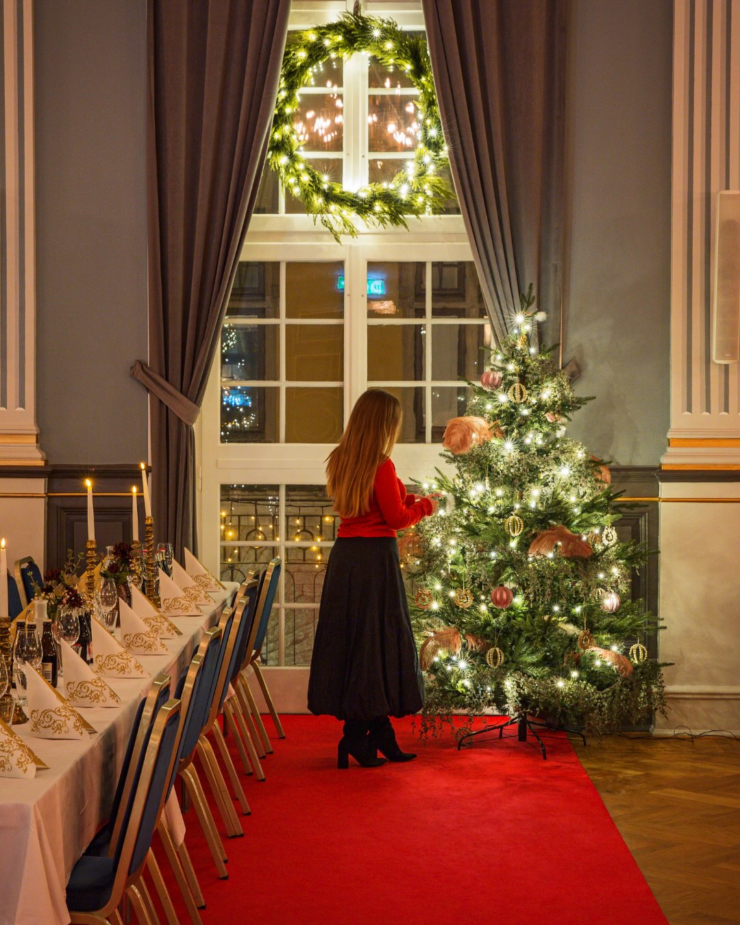 Det är svårt att tänka på jul redan nu, vi vet. Men snart är vi där igen!
Julbordet är en självklar tradition på Skara Stadshotell, en tradition som vi värnar om och utvecklar med stolthet. Med inspiration från Skaraborgs historia och jordbrukslandskap dukar vi upp ett julbord fyllt med noggrant utvalda råvaror från trakten mellan Vänern och Vättern.
Här möter klassiska julsmaker lokala favoriter som grynkorv från Nossebro, köksmästarens rödbetssallad efter hans farmors recept och våra egna julkryddade köttbullar. Självklart finns också sill, lax, grönsaker och allt det söta som hör julen till.
I år dukas julbordet upp runt hela vår vackra festsal. Under kvällen står Henrik Strömberg för underhållningen och bidrar till en varm och stämningsfull atmosfär.
Datum för julbord 2026:
✨ 4 december
✨ 5 december
✨ 11 december
✨ 12 december
Boka gör du via vår hemsida, eller kontakta oss. Platserna går åt snabbt!
+46 (0) 511 – 240 50
info.skarastadt@julahotell.se
Varmt välkommen att fira julens smaker tillsammans med oss på Skara Stadshotell! 🤍