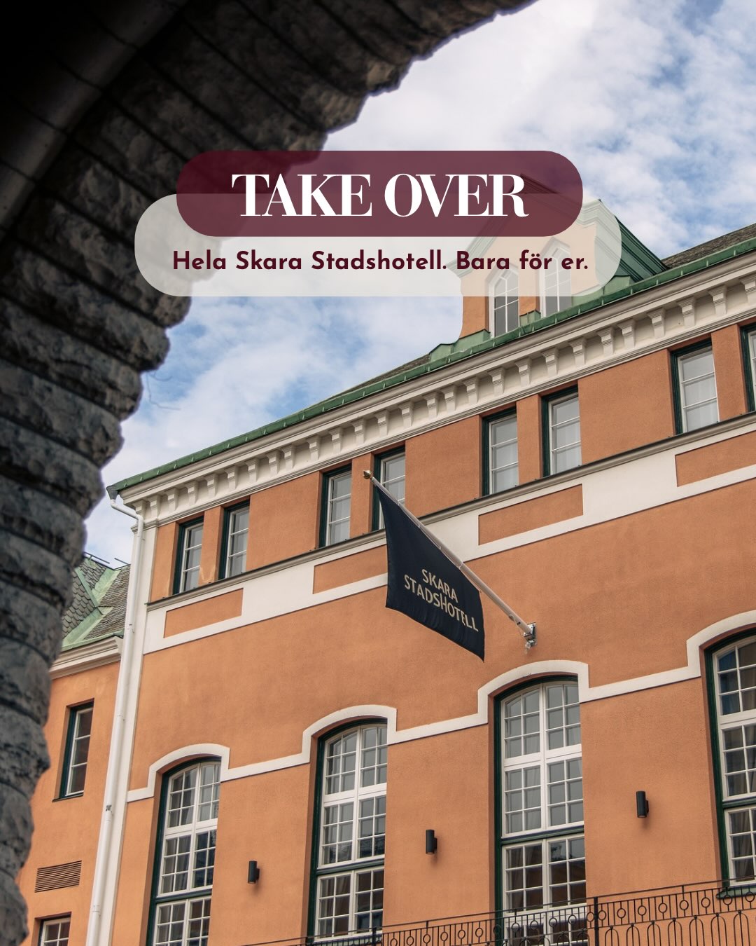Är ni ett större företag eller sällskap som ska ha konferens, kick-off eller ett firande utöver det vanliga?
Med en Takeover får ni exklusiv tillgång till hela hotellet. Moderna, vackra konferens- och sällskapsrum, ombonade hotellrum och restaurang. Vi skräddarsyr gärna ett upplägg efter era önskemål - från möten och middagar till teamaktiviteter och festliga kvällsevenemang.
Hör av dig till oss!
💌 events@julahotell.se
Stärk teamkänslan på riktigt. Hos oss varvar ni möten med trevliga, gemensamma aktiviteter.
Börja dagen i konferensrummet…
…och avsluta den i vår pampiga festvåning.
Den perfekta pausen? Konstrunda såklart.
Över 100 (!) verk av Lars Lerin hänger på hotellet.
Samlas runt middagsbordet och njut av välsmakande rätter, lagat med de bästa råvarorna från Skaraborg.
Koppla av i ombonade hotellrum och vakna upp till en otrolig frukostbuffé.
Nyfiken på mer? Hör av dig!🤍
events@julahotell.se
