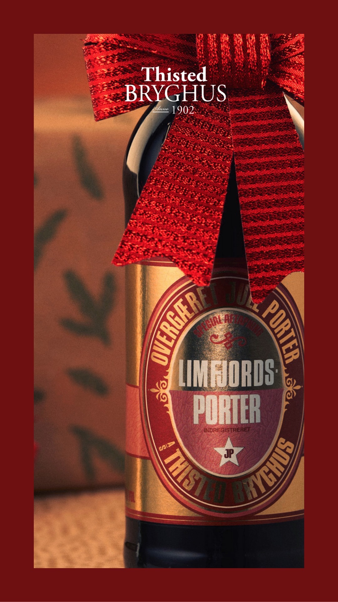 Om én måned vender en særlig herre tilbage 🍺
Limfjords Juleporteren finder snart vej ud i butikkerne igen.
En juleudgave af Limfjordsporteren, hvor dybde, ristet malt, vanilje fra Tahiti og portvin går op i en fyldig og rund smagsoplevelse.
Vi glæder os til at dele den med jer for fjerde år i træk 🤵👋
#thistedbryghus #limfjordsjuleporter #smagenafgodthåndværk