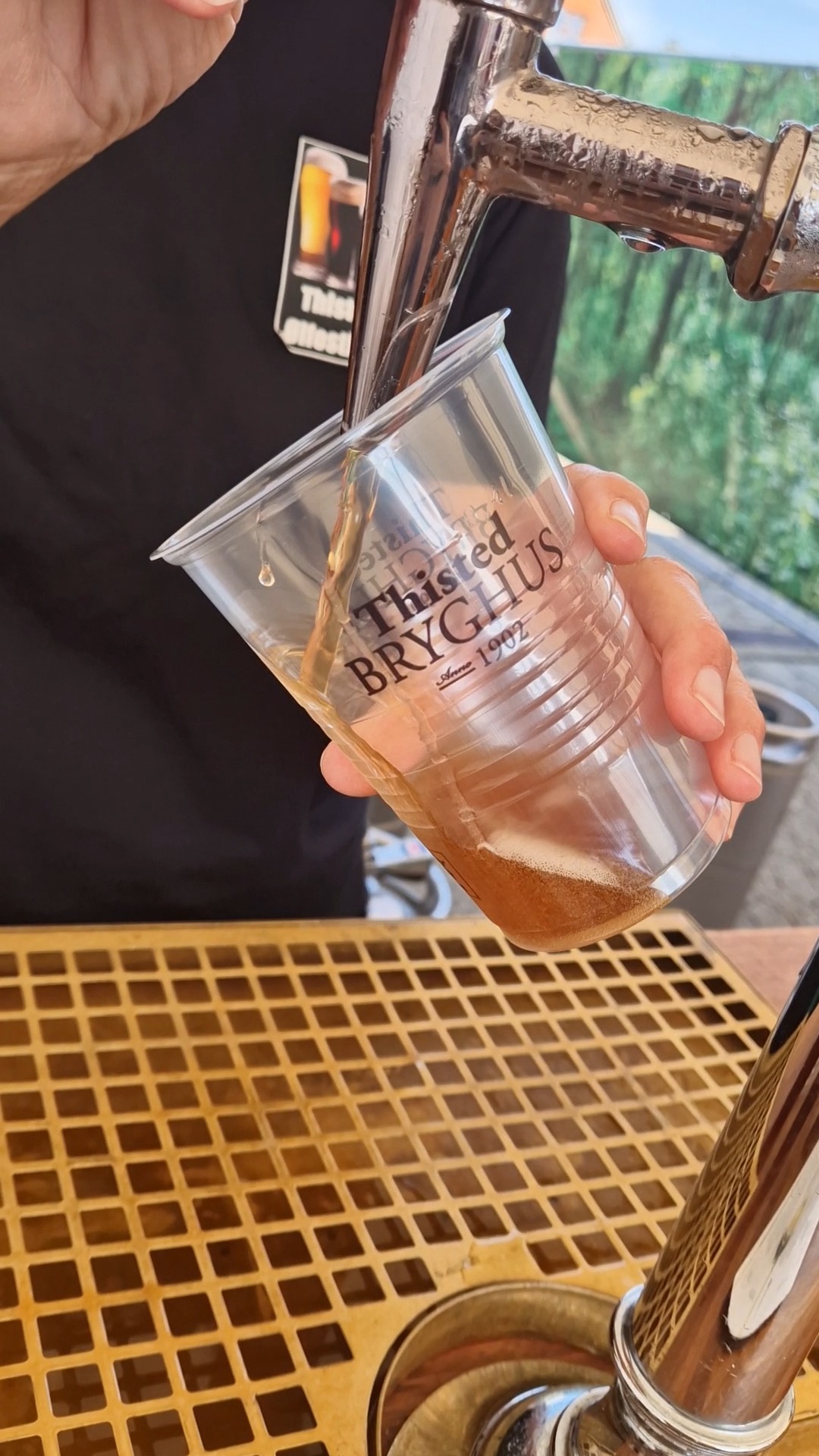 I dag hylder vi øllet 🍺
Siden 2013 har Thisted Bryghus dannet rammen om Øllets Dag. Gennem årene er festivalen vokset markant, og samler omkring 1.500 gæster, der smager på mere end 200 forskellige øl.
For øl er ikke bare noget, man hælder i glasset.
Det er håndværk, historie, råvarer, traditioner og fællesskab. Det er nysgerrigheden på nye metoder, glæden ved klassiske bryg og de gode smagsoplevelser, der opstår, når mennesker mødes om noget, de holder af.
Derfor er vi både stolte og taknemmelige over, at Øllets Dag fortsat kan samle så mange ølentusiaster, bryggerier og gode folk her i Thisted.
For der skal være plads til det hele. Til de nye smage, de gamle favoritter, de små detaljer og de store oplevelser.
Tak til alle jer, der er med til at gøre dagen til noget særligt.
Skål for Øllets Dag – og for glæden ved gode smagsoplevelser i godt selskab 🍻
#thistedbryghus #ølletsdag #smagenafgodthåndværk