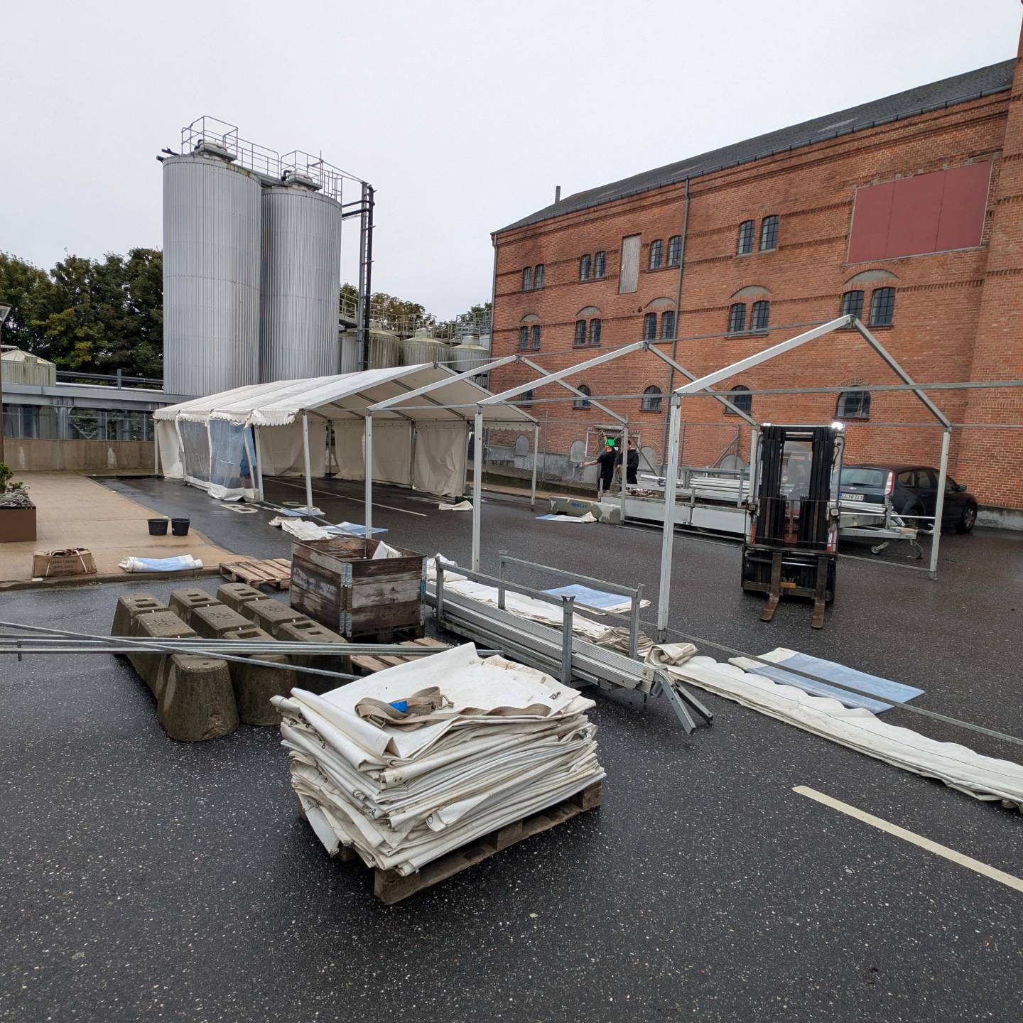 Klargøring til Øllets Dag 2026! 🍺
De sidste par år har vejrguderne virkelig været med os til Øllets Dag – men i år ser det ud til, at de har en lidt anden plan 🌧️
Men hey… lidt regn skal ikke stå i vejen for en god dag med godt øl, godt selskab og masser af hygge! 💪🍻
Der sættes derfor ekstra telte op, så I kan holde jer tørre, imens i nyder de mange gode smagsoplevelser.
Så tag regnjakken med, hop i gummistøvlerne og kom og vær med til en festlig dag på Thisted Bryghus 🥳
#thistedbryghus #ølletsdag #thistedølfestival