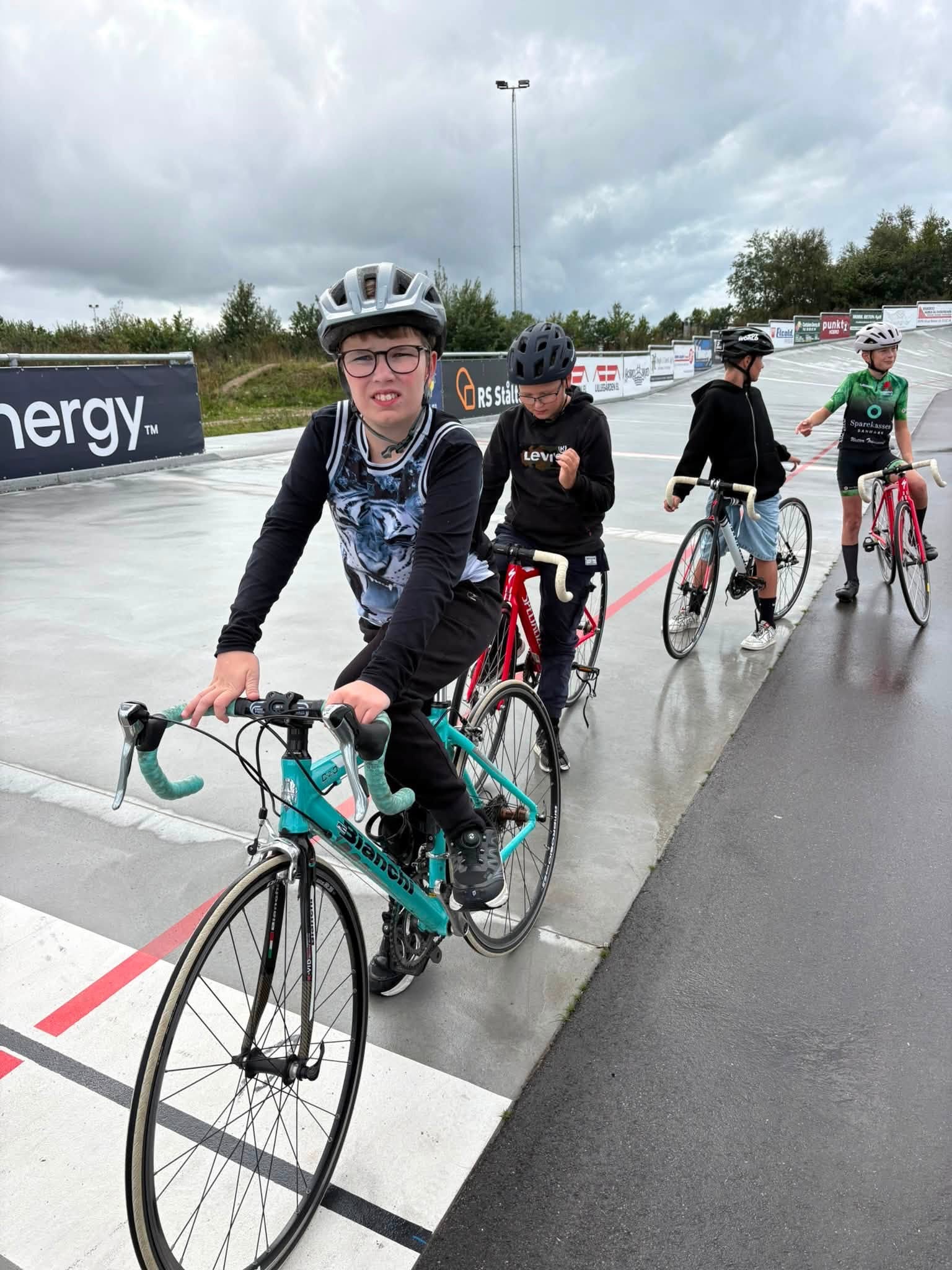 NYT SAMARBEJDE OG FULD FART PÅ CYKELBANEN! 🚴💨
Ungdomsskolen er gået ind i et tæt og stærkt samarbejde med Hobro Cykelklub omkring cykelbanen i Rosendal!
I dag blev en helt særlig dag, hvor samarbejdet for alvor rullede i gang. Syv friske drenge snørede cykelskoene og tog hul på træningen, hvor de fik super kompetent instruktion af Henriette fra cykelklubben 🚴🚴♀️
Der var højt humør, masser af fart over feltet og masser af god energi på banen! 🤩🙌
Vi glæder os meget til det videre samarbejde og til at se endnu mere liv, fællesskab og cykelglæde på banen fremover! 🤝
Byd gerne Hobro Cykelklub og Henriette et varmt velkommen i kommentarfeltet!
#Mariagerfjordungdomsskole