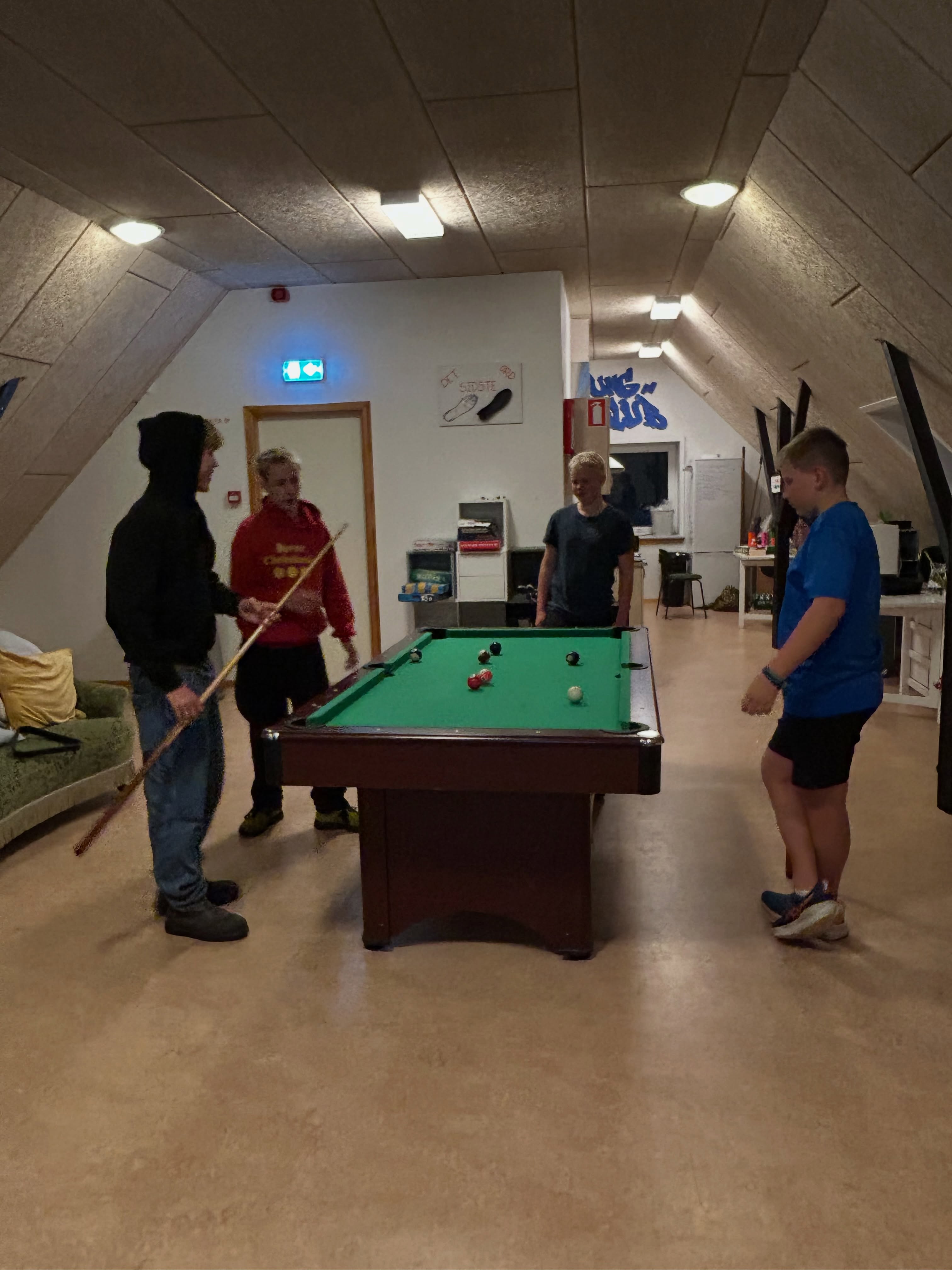 Der er godt gang i poolbordet i Hvilsom Ungdomsklub! 🎱🔥
#Mariagerfjordungdomsskole #hvilsom #Ungdomsklub