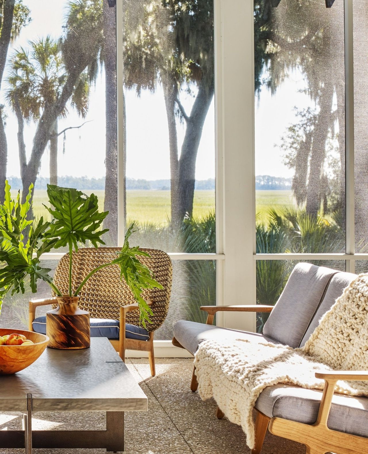 We’re taking cues from this South Carolina home, where the design is centered around the view from the back porch opening onto the marsh—best enjoyed from lounge seating like these.
📍Bluffton, SC
Designed by @swilkinsinteriordesign
📸 @emilyfollowillphotographer