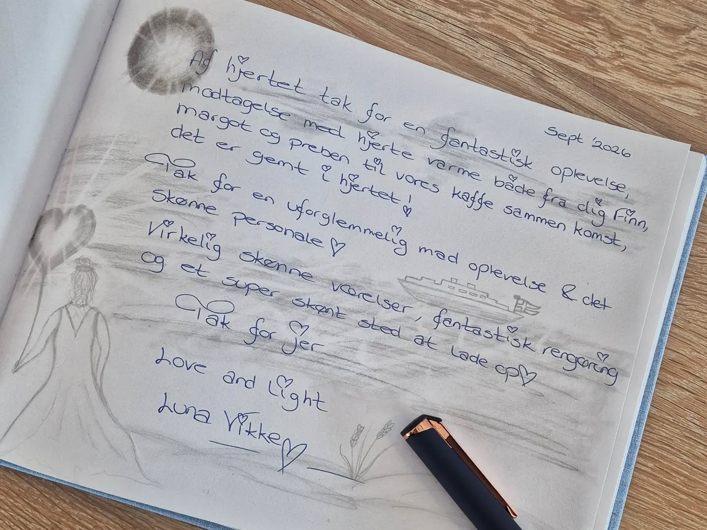 Den smukkeste og søde besked i vores gæstebog 📖✒️
Fra Luna, der var gæst på kroen i sidste uge..
" Af hjertet tak for en fantastisk oplevelse, modtagelse med hjertevarme fra både dig Finn, Margot og Preben til vores kaffe sammenkomst, der er gemt i hjertet.
Tak for en uforglemmelig oplevelse og det skønne personale.
Virkelig skønne værelser, fantastisk rengøring og et super skønt sted at lade op.
Tak for jer ❤️ "
Vi bliver så glade for sådan nogle søde besked og når vores gæster går herfra med dejlige minder.