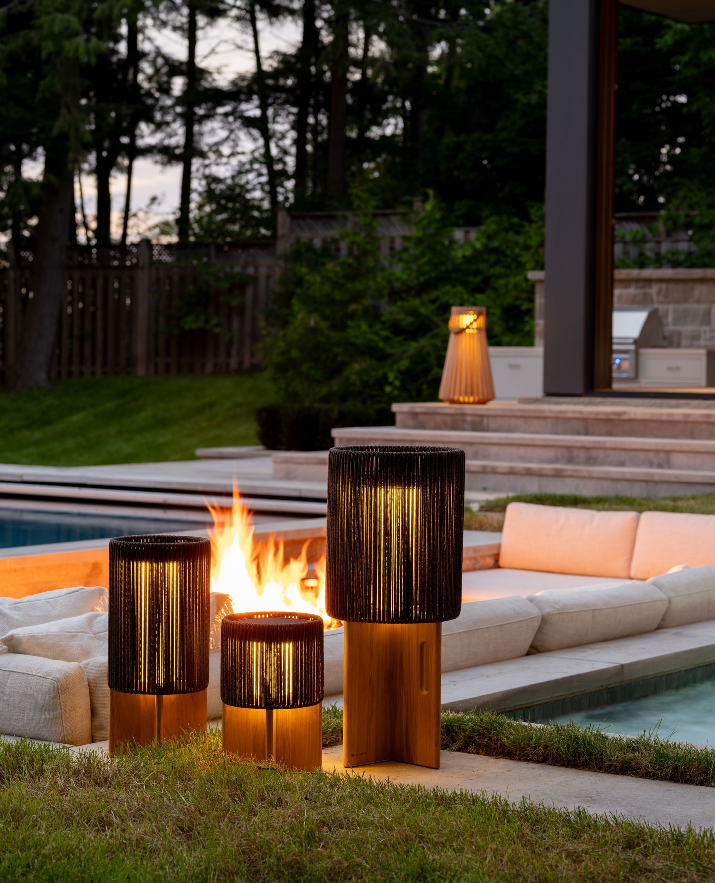 Warm light has a way of pulling us in. From firelight to lamplight, which do you gravitate toward?
Photography by @mcneill_photography
Exteriors by @flatterydesign