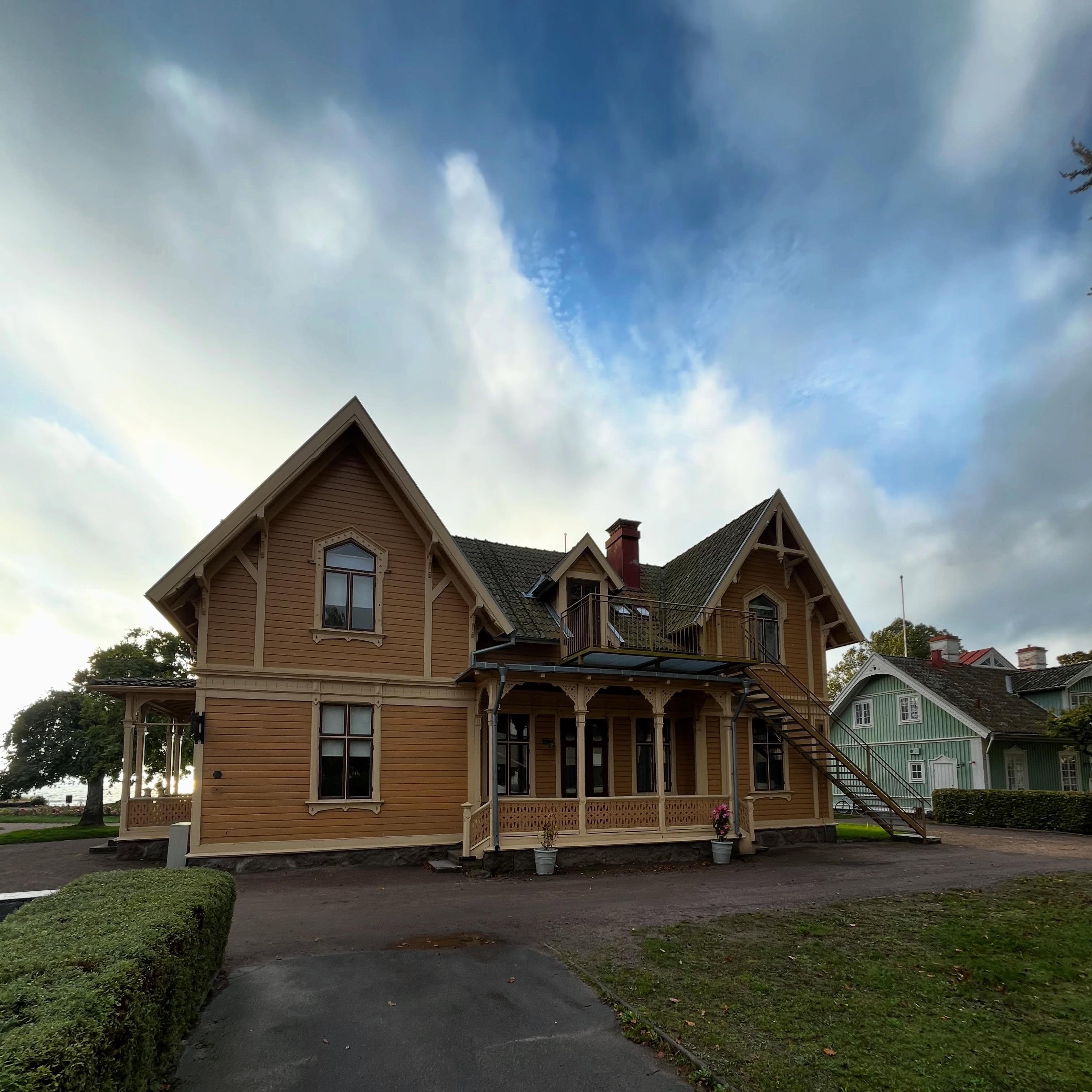”Spola Roll” spelar vidare och har varit på smålandturné i Nybro, Hultsfred, Emmaboda och Torsås🚽💦🚰🫧💧Och förra veckan besökte vi både Knivsta -där vi efter föreställningarna visade barnen hur man kan bygga ett eget vattenreningsfilter- och den fina trästaden Hjo. Nästa vecka spelar vi skolföreställningar på vår hemmascen Pipersgatan 4.
Men först, lite helg!🙂🐟💦🚿🧊🛁