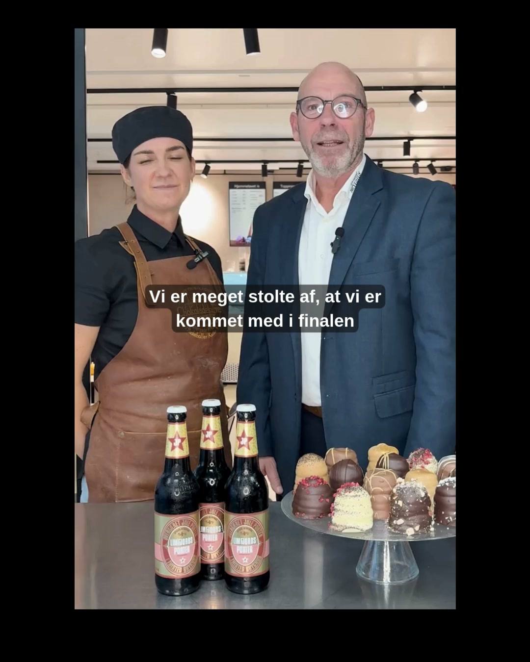 Aage har givet et løfte… 🍺🍫
Takket være alle jer, der stemte på os i Nordjylland, er vi gået videre til den landsdækkende finale om at blive Medlemmernes favorit hos Coop ❤️
Og nu har Aage et løfte til jer her i Thy:
Hvis vi ender med at løbe med titlen som Medlemmernes favorit, så går vi sammen med Pernille fra @chokoladekurven og får lavet en helt særlig flødebolle med vores Limfjords Juleporter 🎄🍺🍫
To gode ting fra Thy samlet i én mundfuld. Det synes vi egentlig lyder som en ganske god måde at fejre det på.
Men først skal vi lige vinde 😉
👉 Har du lyst til at hjælpe os på vej, kan du stemme på os på coop.dk/stem frem til 18. oktober.
#thistedbryghus #chokoladekurven #coop #medlemmernesfavorit #thy