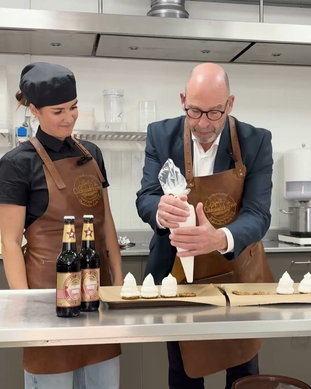 Limfjords Juleporter i en flødebolle? 🍫🍺
Det kan blive til virkelighed – men kun hvis vi vinder konkurrencen. Så husk at stemme på os på coop.dk/stem 🤞
Med vanilje og portvin i Limfjords Juleporter er der flere smagsnoter, som allerede hører godt hjemme i flødebolleuniverset. Og Pernille er i hvert fald ikke i tvivl om, at de to ting kan blive en rigtig god kombination.
Som I kan se i videoen, er vi faktisk allerede mere end klar til at gå i gang 😄
Så hvis du også er nysgerrig på, hvordan en flødebolle med Limfjords Juleporter kommer til at smage, så giv os din stemme:
👉 coop.dk/stem
Vinderen offentliggøres den 26. oktober.
#thistedbryghus #limfjordsjuleporter #smagenafgodthåndværk